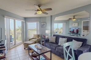 TV - Family Destination! Beachfront, Pool, Private Balcony Overlooking the Beach, Walk to Restaurants (Treasure Island)