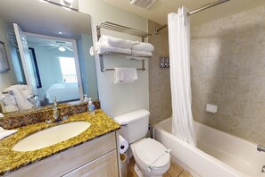 Tina con regadera, secadora de cabello, toallas, shampoo 