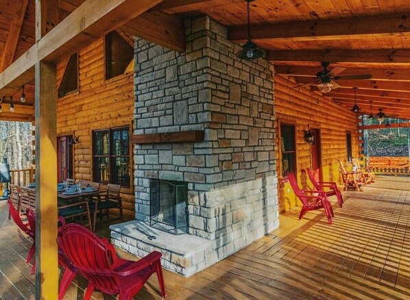 Outdoor dining - NEWER cabin, 5 BR, 2 fireplaces, hot tub, privacy (Logan)