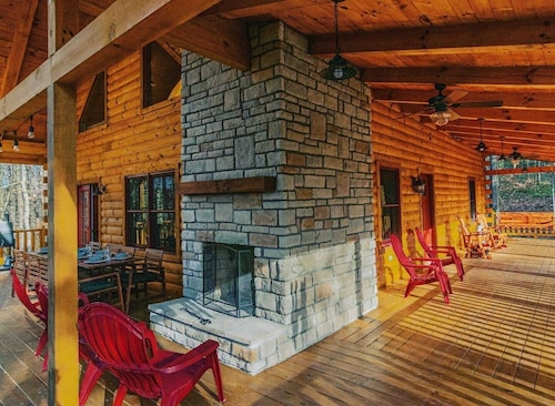 NEWER cabin, 5 BR, 2 fireplaces, hot tub, privacy