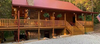 NEWER cabin, 5 BR, 2 fireplaces, hot tub, privacy