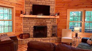 Lareira, DVD player, pebolim, livros