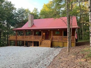Exterior - NEWER cabin, 5 BR, 2 fireplaces, hot tub, privacy (Logan)