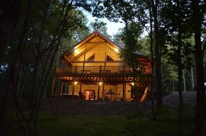 Exterior - NEWER cabin, 5 BR, 2 fireplaces, hot tub, privacy (Logan)