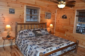 5 bedrooms, desk, iron/ironing board, WiFi - NEWER cabin, 5 BR, 2 fireplaces, hot tub, privacy (Logan)