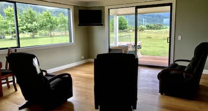 Kepler Oaks Chalet Takitimu Chalet Slice of Paradise In Fiordland
