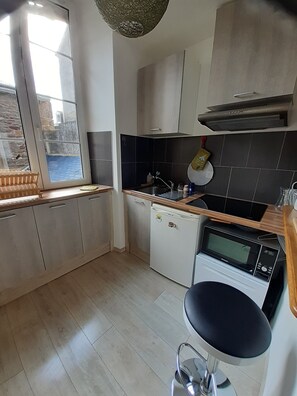 Réfrigérateur, micro-ondes, four, plaque de cuisson