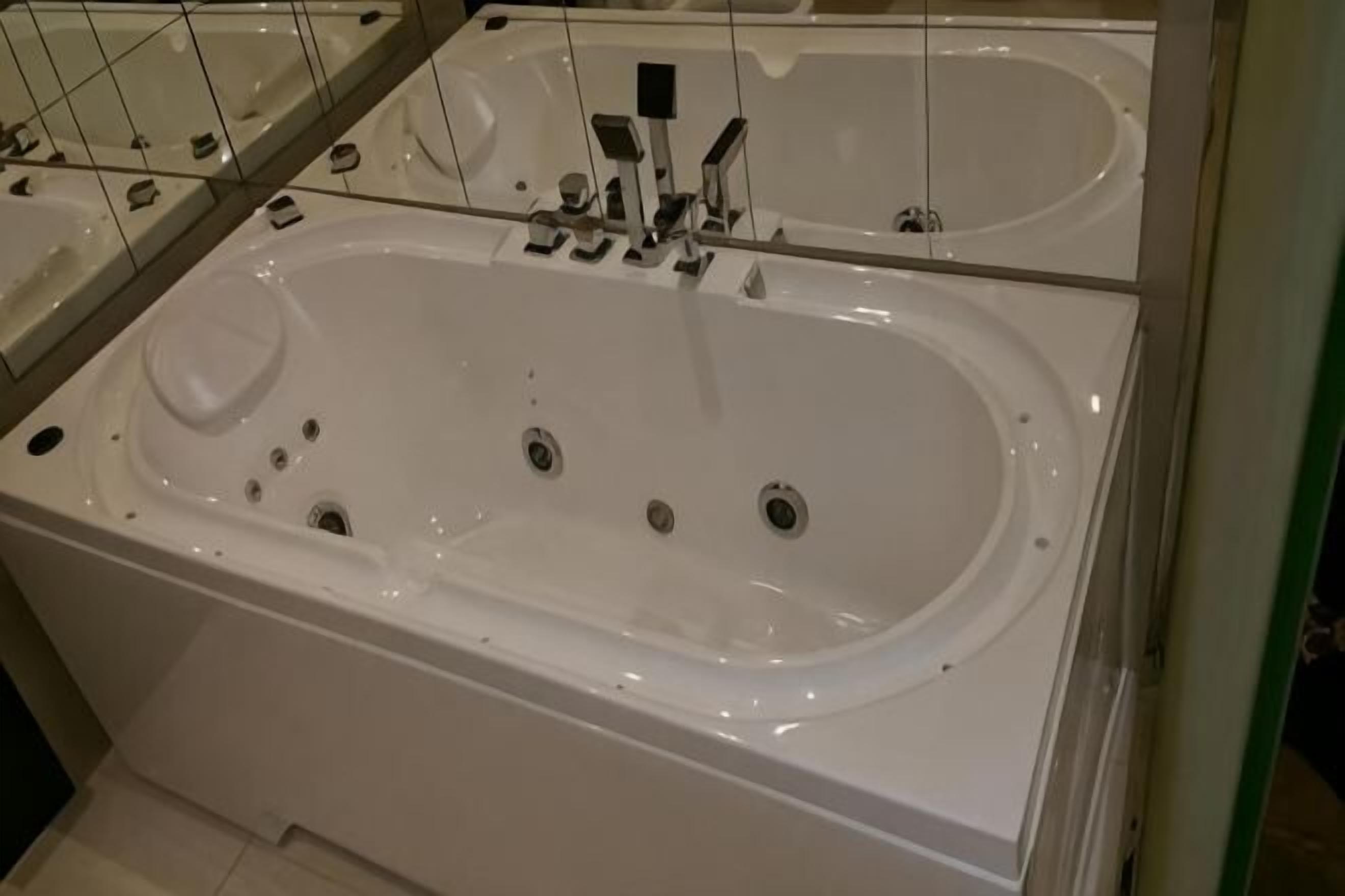 Badkamer | Een douche, badjassen, pantoffels, handdoeken