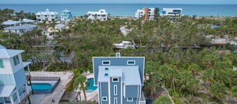Palm Island Cove: Your oasis near the beach! 3 Bedrooms, 1.5 baths and spacous outdoor shower!