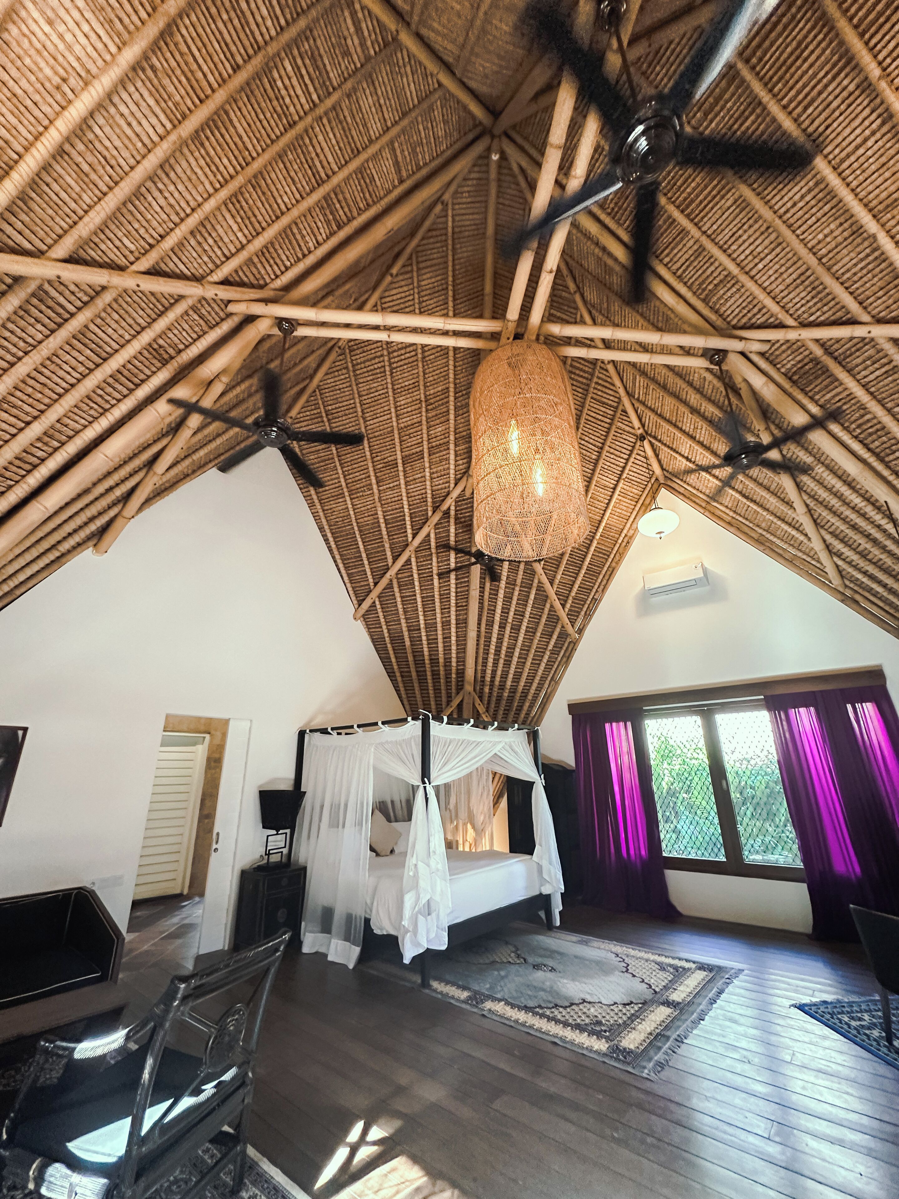 Suite junior, 1 cama King size y sofá cama, vista al patio | Ropa de cama de alta calidad, muebles diferentes y escritorio 