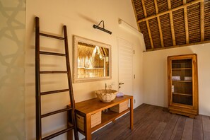 Villa (Triangels) | Luxe beddengoed, een minibar, individueel gemeubileerd, een bureau