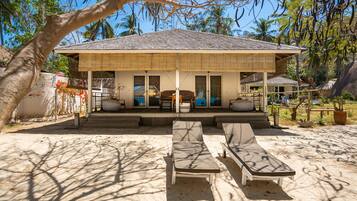 Beach Front Layar | Premium bedding, minibar, individually furnished, desk