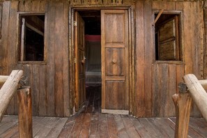 Exterior - Mida Creek Eco Camp - relax in cosy cottage (Mida)