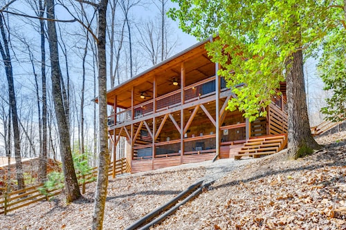 Hot Tub + Fire Pit: Dog-Friendly Cabin in Murphy!