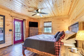 2 bedrooms, desk, iron/ironing board, internet - Hot Tub + Fire Pit: Dog-Friendly Cabin in Murphy! (Murphy)