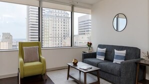 อพาร์ทเมนท์ (4 Bedrooms) | บริเวณนั่งเล่น | สมาร์ททีวี 42 นิ้ว พร้อมช่องดิจิตอล, ทีวี