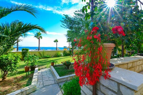Seafront Holiday Apartment Inga with sea view