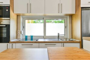 Kjøleskap, mikrobølgeovn, ovn og kokeplater