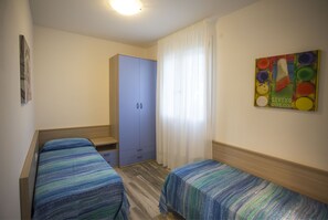Zimmersafe, Verdunkelungsvorhänge, Babybetten
