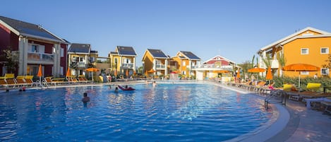 Seasonal outdoor pool, pool umbrellas, sun loungers