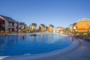 Seasonal outdoor pool, pool umbrellas, pool loungers - Jesolo Green Village (Jesolo)