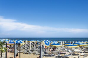In Strandnähe, weißer Sandstrand