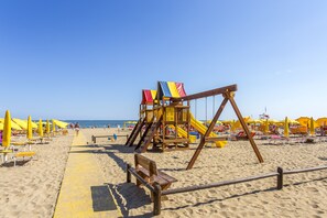 In Strandnähe, weißer Sandstrand
