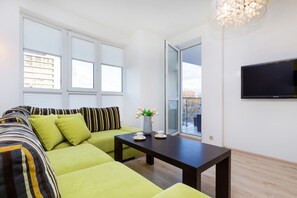 Lägenhet - 1 sovrum - balkong - vid stranden | Vardagsrum | 40-tums platt-tv med kabelkanaler, tv och ett bordtennisbord