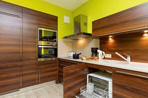 Microwave, oven, dishwasher, coffee/tea maker