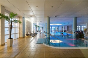 Inomhuspool och solstolar