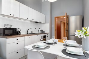 Microwave, dishwasher, coffee/tea maker, high chair - Apartments Mazowiecka 33 by Renters (Kolobrzeg)
