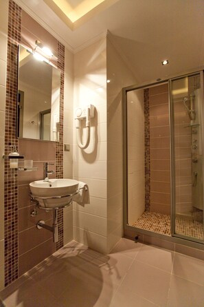 Combined shower/tub, jetted tub, towels, soap
