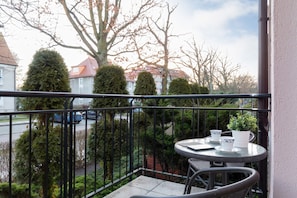 Apartment, 1 Bedroom, Pool Access, Beachside | Balcony