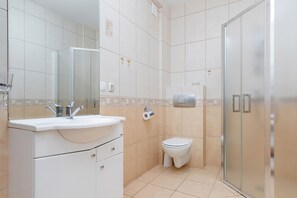 Appartamento, 1 camera da letto, accesso alla piscina, lato spiaggia | Bagno | Doccia, set di cortesia gratuito, asciugamani, sapone