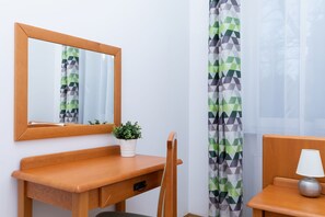 Appartamento, 1 camera da letto, accesso alla piscina, lato spiaggia | 1 camera, una scrivania, postazione laptop, lenzuola