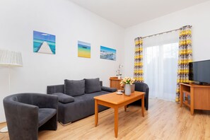 Apartment, 1 Bedroom, Pool Access, Beachside | Living room