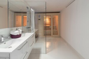 Familienvilla, Mehrere Schlafzimmer, Bergseite (Pool & Sauna Villa Gizela) | Badezimmer