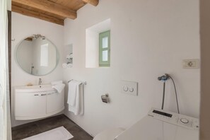 家庭別墅, 多間臥室, 山間 (Pool & Sauna Villa Gizela) | 浴室 | 淋浴設備、吹風機、毛巾、肥皂