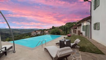 Kolam renang outdoor