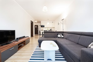 Apartment, 1 Bedroom, Pool Access, Beachside | Living room