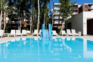 시즌별로 운영되는 야외 수영장, 일광욕 의자, 시설 내 인명구조원