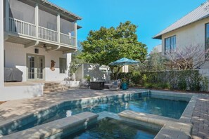 Een binnenzwembad, een verwarmd zwembad