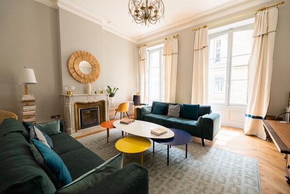 100-tums tv med satellitkanaler