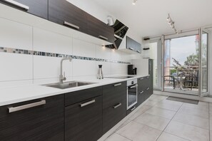 公寓, 2 间卧室, 阳台, 河景 | 私人简易厨房 | 微波炉、烤箱、洗碗机、茶具/咖啡用具