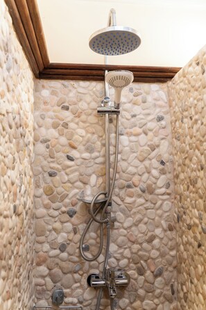 Douche, sèche-cheveux, serviettes fournies