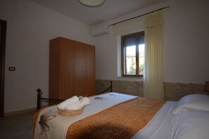 2 bedrooms, desk, iron/ironing board, travel crib - Appartamento Oddoi (Baunei)