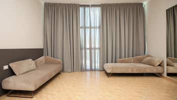 Executive Studio Suite | Minibar, desk, soundproofing, free WiFi