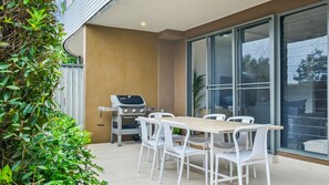 Outdoor dining - Boom 2 is only a short stroll from surfing, swimming and the golden sands of Boomerang Beach.. (Boomerang Beach)