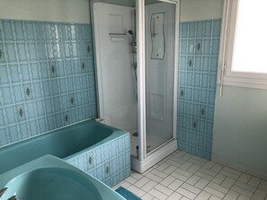 Baignoire, savon, papier toilette