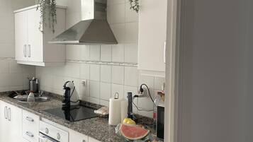 Apartament | Cuina privada | Frigorífic, microones, forn i placa de cuina